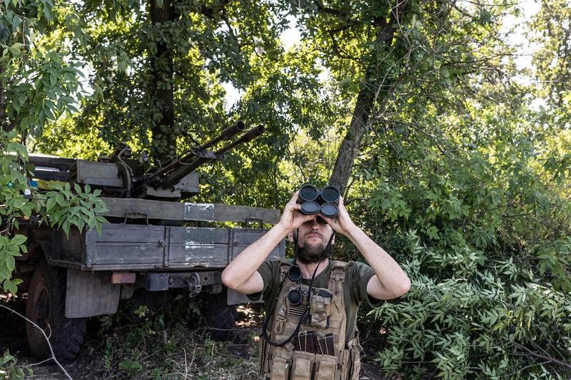 Soldat ucrainean de la o baterie antiaeriană caută drone rusești, Foto: Diego Herrera Carcedo / AFP / Profimedia