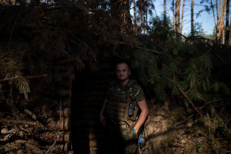 Soldat ucrainean într-o tranșee pe frontul din Liman, Foto: Bram Janssen / AP / Profimedia