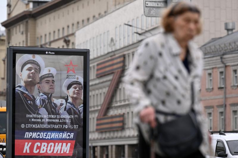 Panou stradal, în Moscova, ce promovează serviciul militar prin contract cu Forțele Armate ale Rusiei, Foto: NATALIA KOLESNIKOVA / AFP / Profimedia