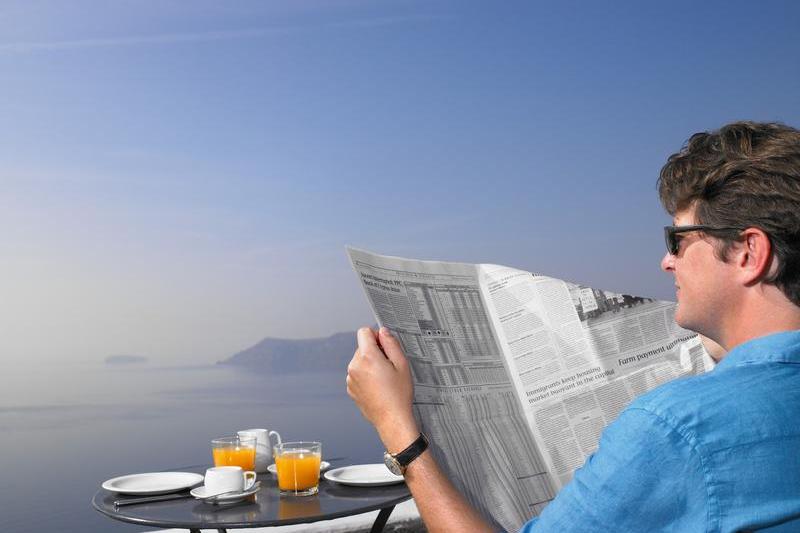 Barbat rasfoind ziarele la micul dejun, Foto: Ghislain & Marie David de Lossy / ImageSource / Profimedia