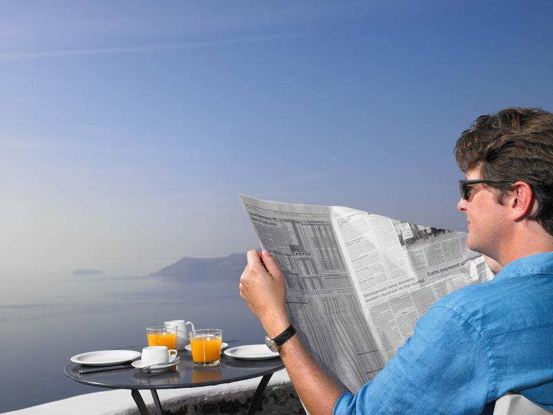 Barbat rasfoind ziarele la micul dejun, Foto: Ghislain & Marie David de Lossy / ImageSource / Profimedia