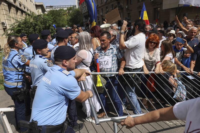 Imbranceli cu jandarmii la protestul AUR de la Ministerul Sanatatii, Foto: Inquam Photos / Sabin Cirstoveanu