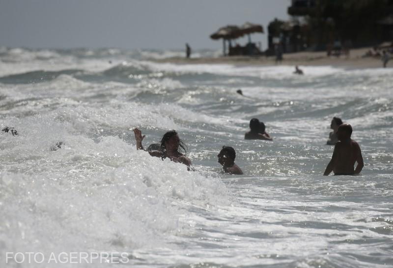 Mai multe persoane fac baie în marea agitată chiar dacă steagul roșu este arborat, Foto: AGERPRES