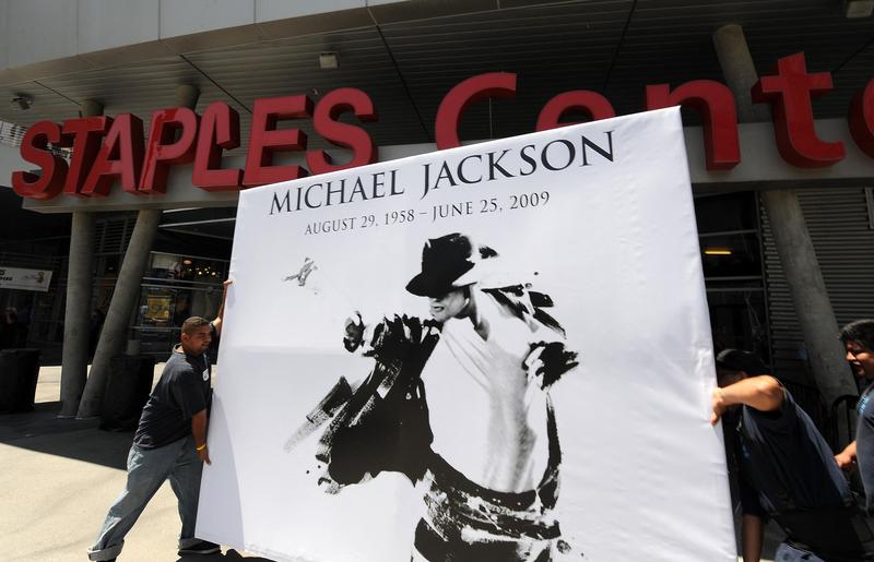 Imaginea lui Michael Jackson pe un banner, Foto: Robyn Beck / AFP / Profimedia