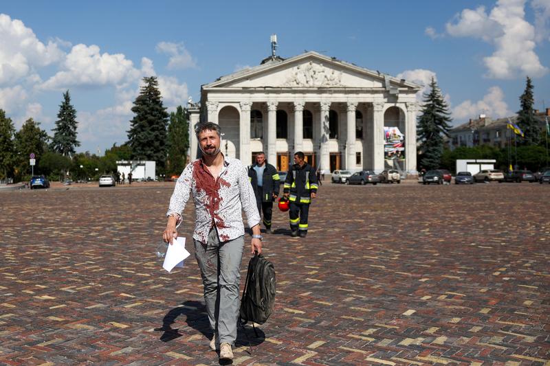 Un barbat ranit, aproape de Teatrul Dramatic, in atacul rusilor asupra orasului Cernihiv, Foto: Anatolii STEPANOV / AFP / Profimedia