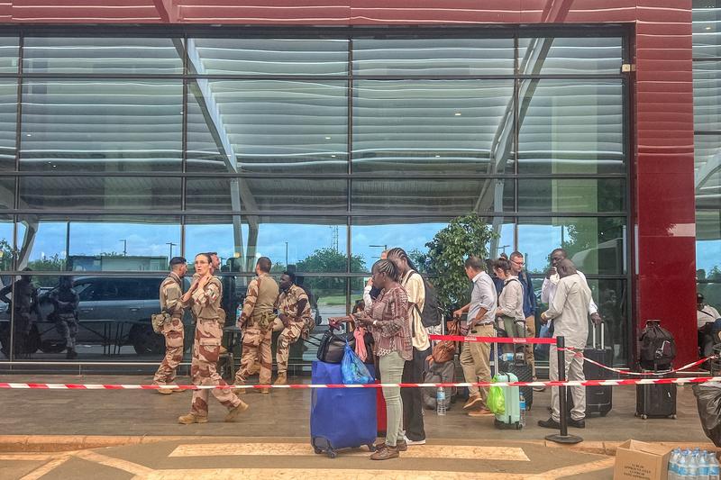 Soldați francezi și cetățeni europeni pe aeroportul din Niamey (Niger), Foto: Stanislas Poyet / AFP / Profimedia