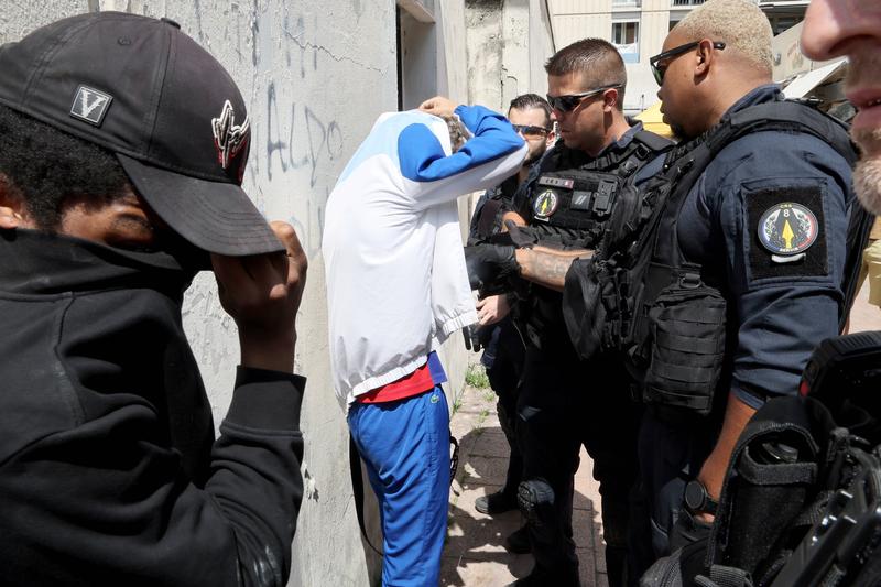 Polițiști francezi încercând să combată traficul de droguri din districtul Pissevin din Nîmes, Foto: Alain ROBERT / Sipa Press / Profimedia