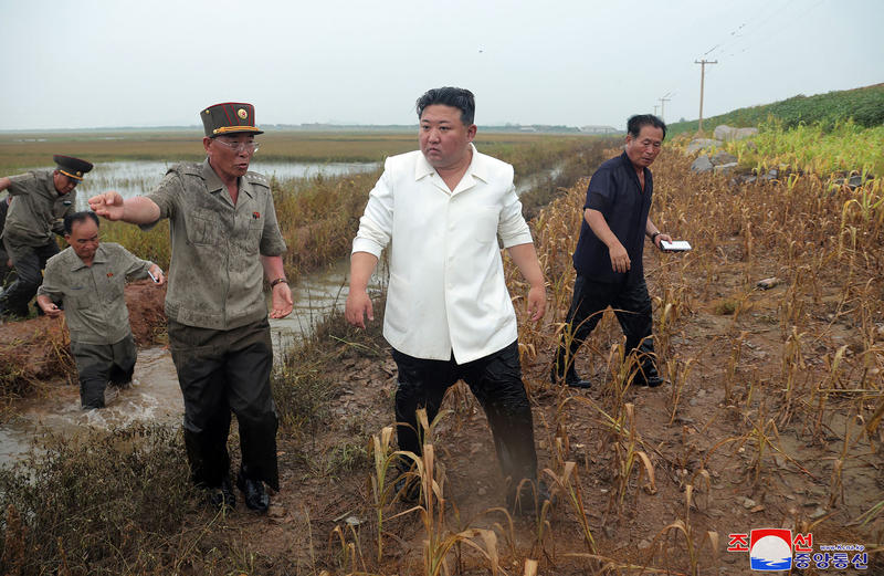 Kim Jong Un în inspecție, Foto: STR / AFP / Profimedia