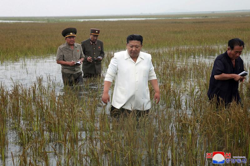 Kim Jong Un în inspecție, Foto: KCNA via KNS / AP / Profimedia