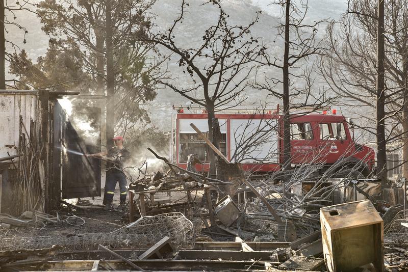 Φονική τροπή πήραν οι φωτιές στην Ελλάδα, εκκενώθηκαν αρκετά νοσοκομεία / Δραματικές εικόνες στο λιμάνι της Αλεξανδρούπολης – ΒΙΝΤΕΟ