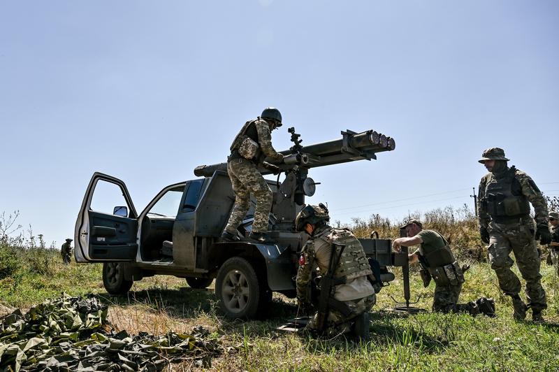 Militari ucraineni cu un lansator improvizat „mini-Grad”, Foto: Ukrinform / ddp USA / Profimedia