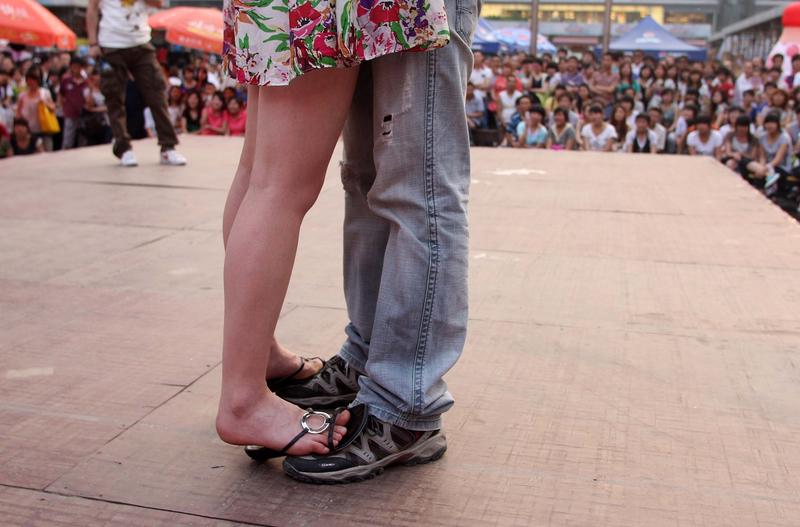 Tineri din Xi'an la un „concurs de sarutat”, Foto: Quirky China News / Shutterstock Editorial / Profimedia