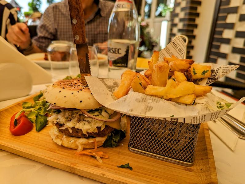 Hamburger - Mâncare la restaurant, Foto: HotNews.ro / Victor Cozmei