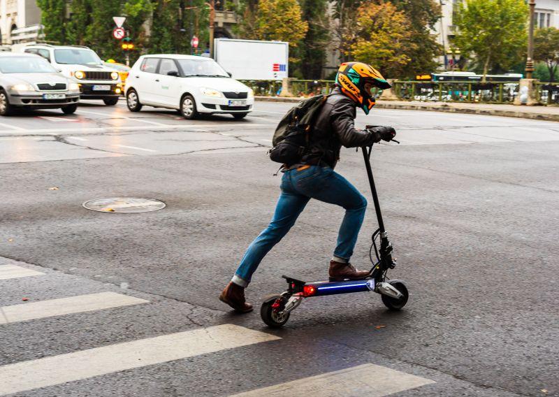 Tanar pe trotineta electrica, Foto: Vlad Ispas / Dreamstime.com