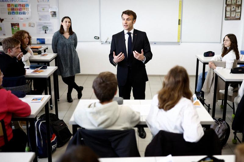 Emmanuel Macron intr-o vizita la o scoala, Foto: Stephane Mahe / AFP / Profimedia Images