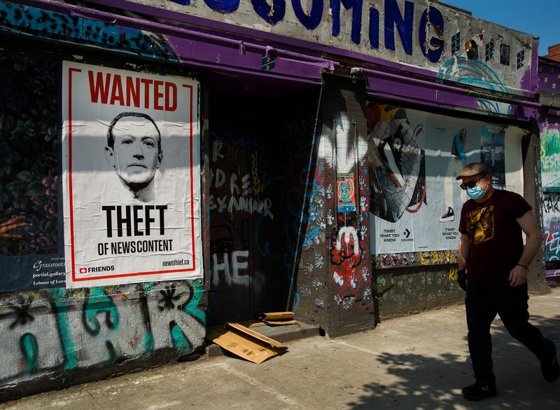 Afiș din Toronto, în care Mark Zuckerberg e acuzat de „furt” de știri, pentru că Meta preia conținut media fără a compensa instituțiile de presă, Foto: Nathan Denette / PA Images / Profimedia