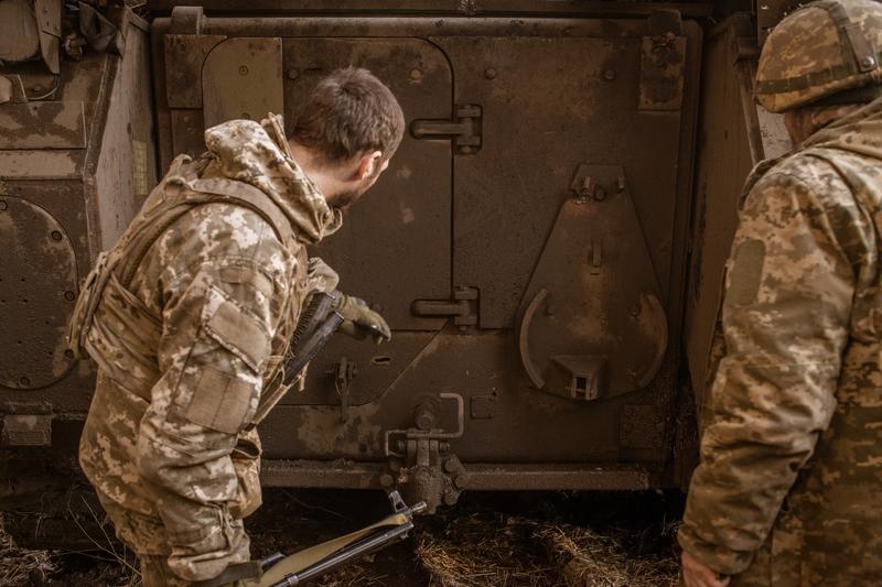 Soldati ucraineni aratand daunele suferite de un vehicul Bradley, Foto: Andre Luis Alves / AFP / Profimedia Images
