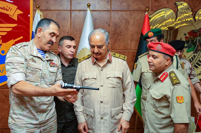 Iunus-Bek Evkurov (stanga) alaturi de maresalul Khalifa Haftar (centru), Foto: AFP / AFP / Profimedia