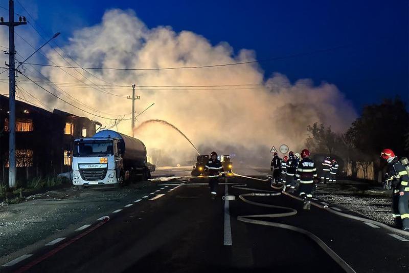 Intervenția pompierilor la Crevedia, Foto: Handout / AFP / Profimedia