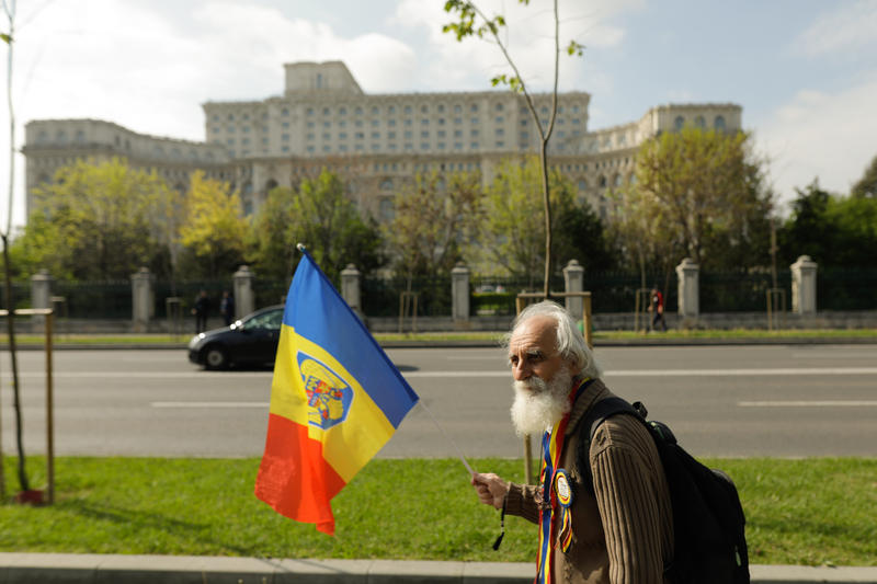 Batran cu drapelul Romaniei, Foto: Inquam Photos / George Călin