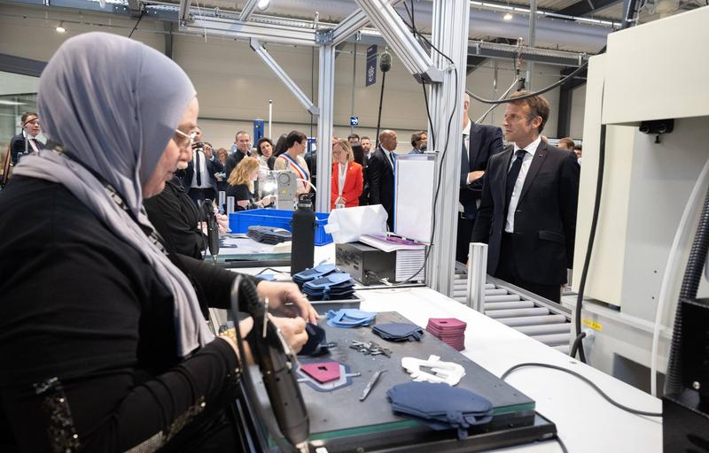 Femei musulmane purtand abaya in timpul unei vizite a presedintelui Emmanuel Macron, Foto: Pool / Abaca Press / Profimedia Images