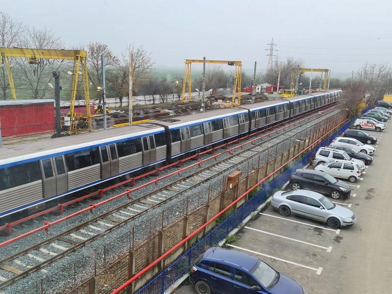 Tren de metrou ruland pe la suprafata, Foto: Vlad Barza / HotNews.ro