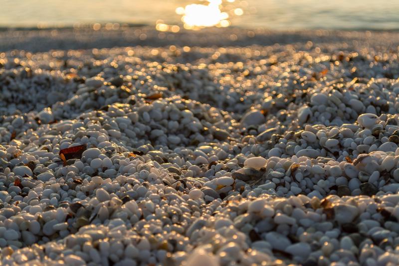 Pietricele albe pe o plaja din Sardinia, Foto: Francesco Maltinti / Alamy / Profimedia Images