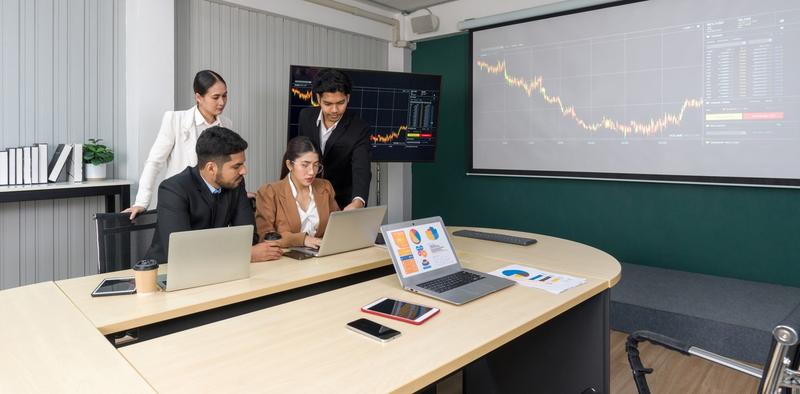 Gulere albe la birou, Foto: chadchai krisadapong / Panthermedia / Profimedia