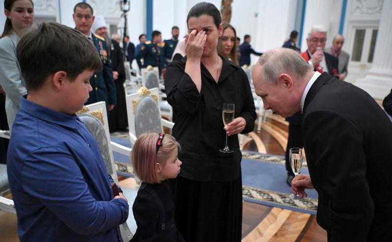 Vladimir Putin discută la Kremlin cu familia unui militar rus mort în Ucraina, Foto: Alexander Kazakov/Kremlin Pool / Zuma Press / Profimedia