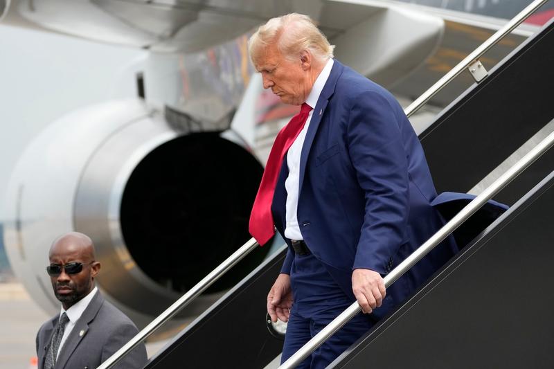 Donald Trump coboară din „Trump Force One”. El a sosit la Washington, unde va compărea în fața unui tribunal, Foto: Alex Brandon / AP / Profimedia