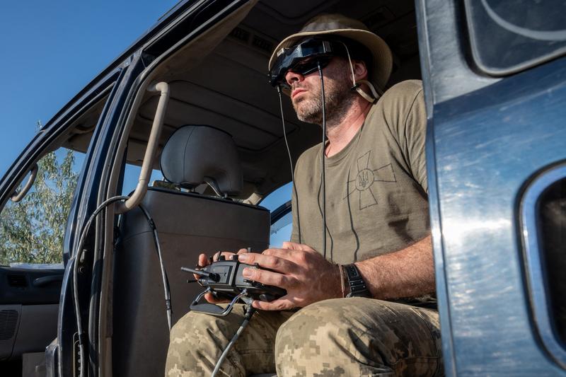 Soldat ucrainean operând o dronă în zona Druzhkivka din regiunea Donețk, Foto: Wolfgang Schwan / AFP / Profimedia