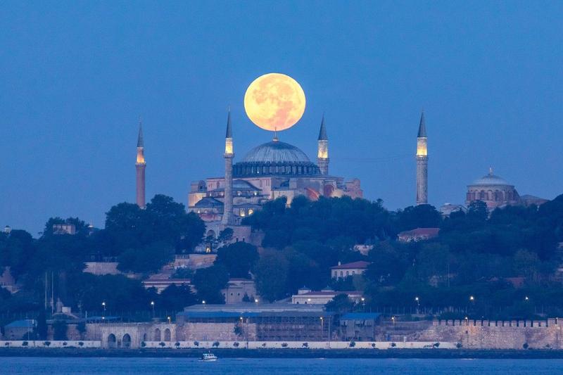 Luna Albastra vazuta la Istanbul, Foto: Zuma / SplashNews.com / Splash / Profimedia