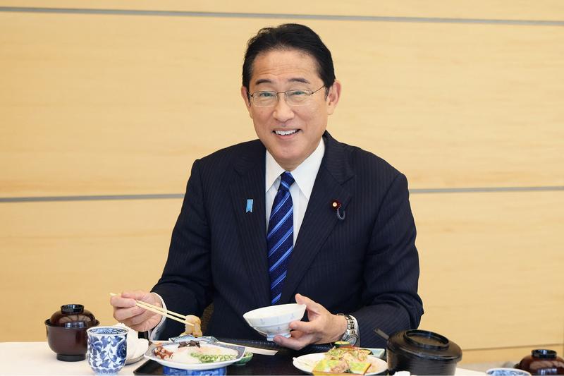 Fumio Kishida mancand fructe de mare din zona Fukushima, Foto: Handout / AFP / Profimedia