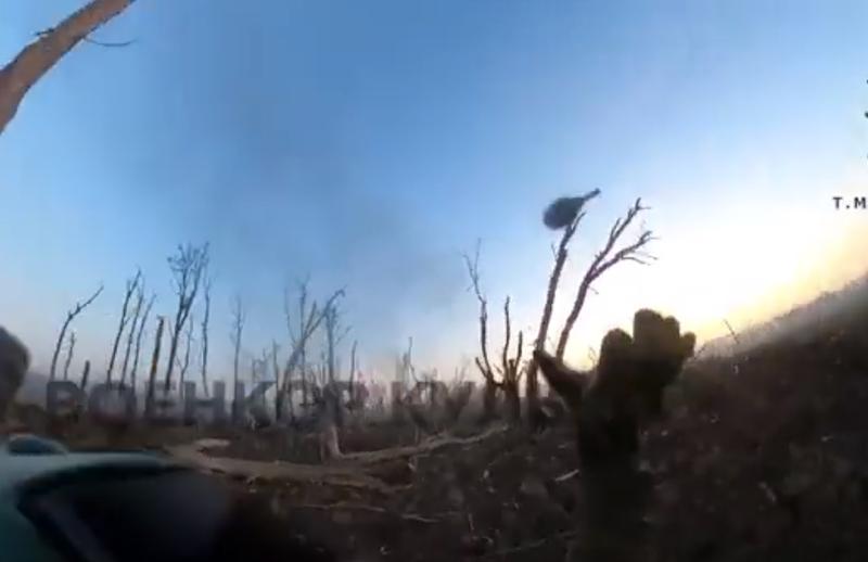 Aruncarea unein grenade pe frontul din Ucraina, Foto: Captura video