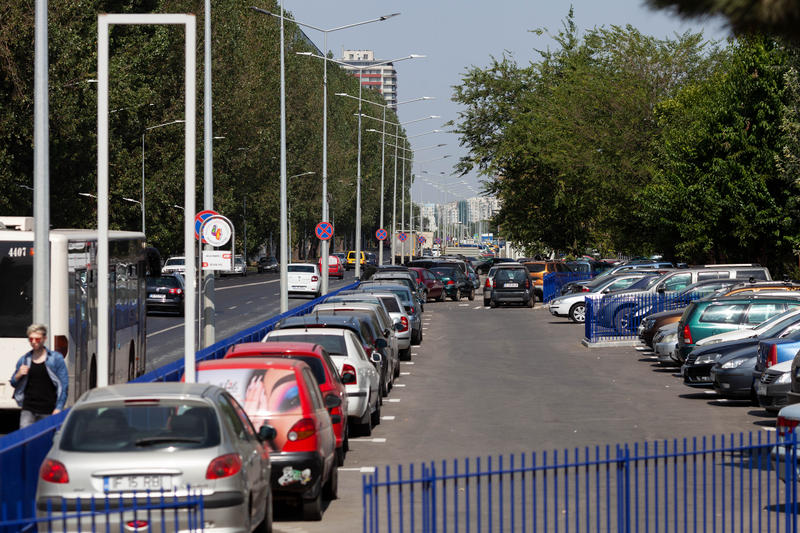 Parcarea din apropierea stației de metrou Berceni din Sectorul 4, care funcționează după conceptul park and ride, Foto: Inquam Photos / Ilona Andrei