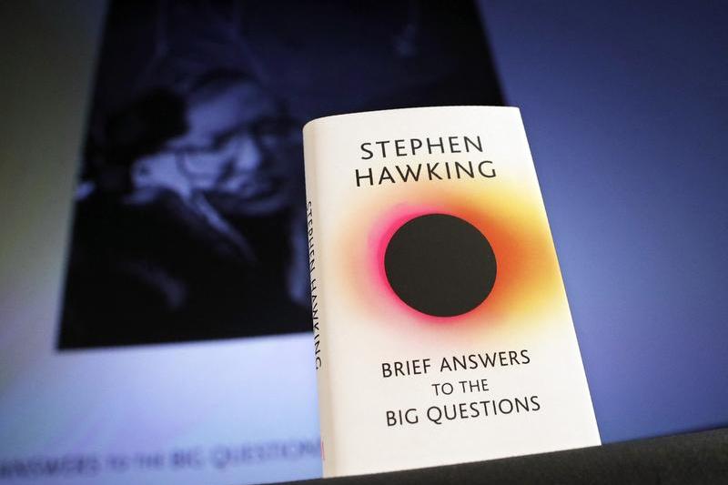 „Brief Answers to the Brief Questions”, ultima carte scrisa de Stephen Hawking, Foto: Adrian Dennis / AFP / Profimedia Images