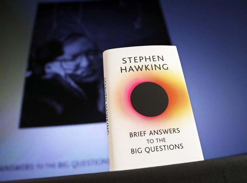 „Brief Answers to the Brief Questions”, ultima carte scrisa de Stephen Hawking, Foto: Adrian Dennis / AFP / Profimedia Images
