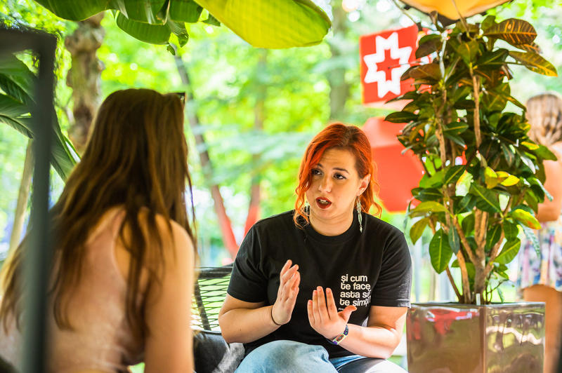 Psiholog în timpul unei consultații la UNTOLD, Foto: komiti.ro