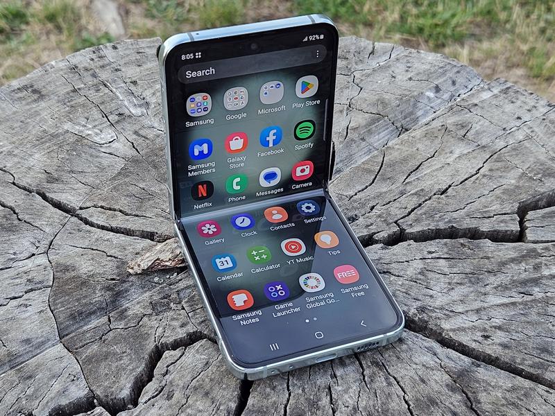 Samsung Galaxy ZFlip5, Foto: Vlad Barza / HotNews.ro