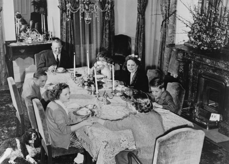 Cina in familie pe la 1940, Foto: - / Everett / Profimedia