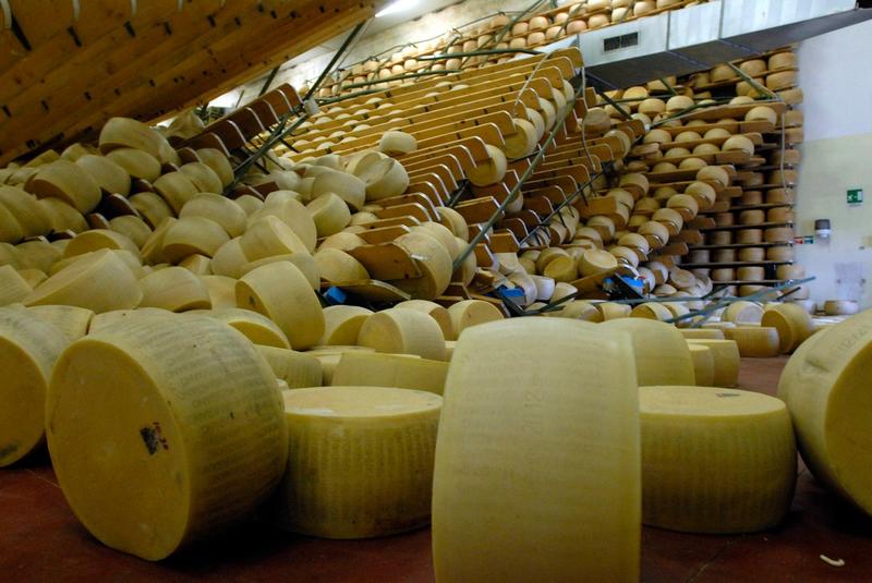 Imprenditore italiano schiacciato a morte da migliaia di forme di parmigiano