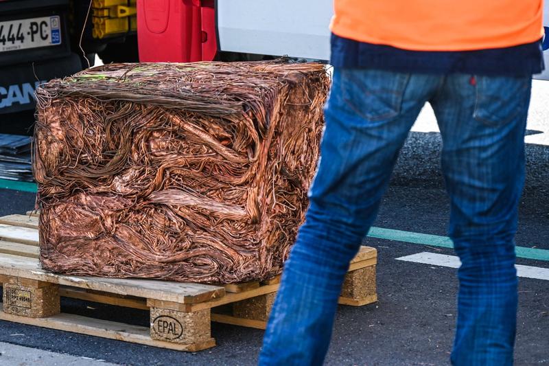 Cupru reciclat adus in fabrica pentru prelucrare, Foto: DENIS CHARLET / AFP / Profimedia