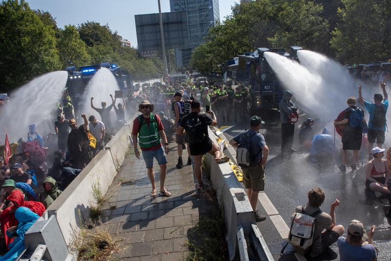 Poliția olandeză a intervenit cu tunuri de apă contra protestatarilor pentru mediu din Haga, Foto: Krisztian Elek / Zuma Press / Profimedia