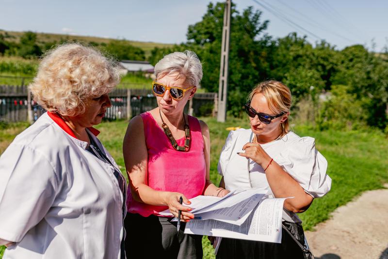 Sînziana Ioniță-Ciurez, director executiv Asociația SAMAS (centru), împreună cu Crina Mureșsnu, manager de proiect Cutia Bebelușului și asistenta medicală comunitară, Foto: Asociatia SAMAS