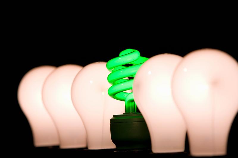 Becuri incandescente si unul fluorescent, Foto: Joho / ImageSource / Profimedia Images