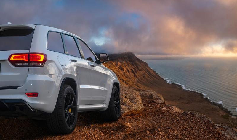 Un SUV pe drum de munte, Foto: Shutterstock