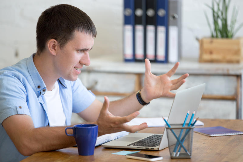 Ura de sine se manifestă și prin tendința de a te învinovăți pentru eșecuri inevitabile sau greșeli de la job, Foto: © Fizkes | Dreamstime.com
