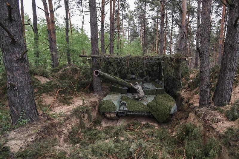 Tanc T-90M intr-o pozitie camuflata pe front, Foto: Konstantin Mihalchevskiy / Sputnik / Profimedia