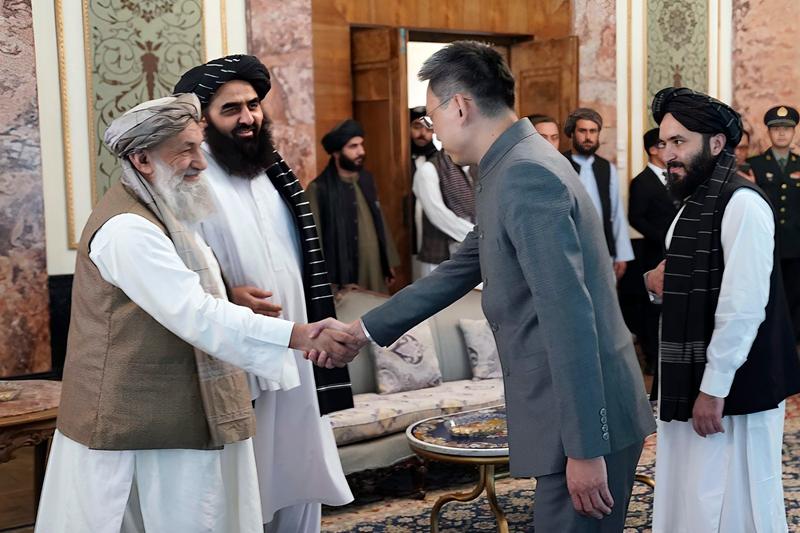 Ambasadorul Zhao Xing alaturi de oficialii talibani, Foto: Taliban Prime Minister Media Office / AP / Profimedia