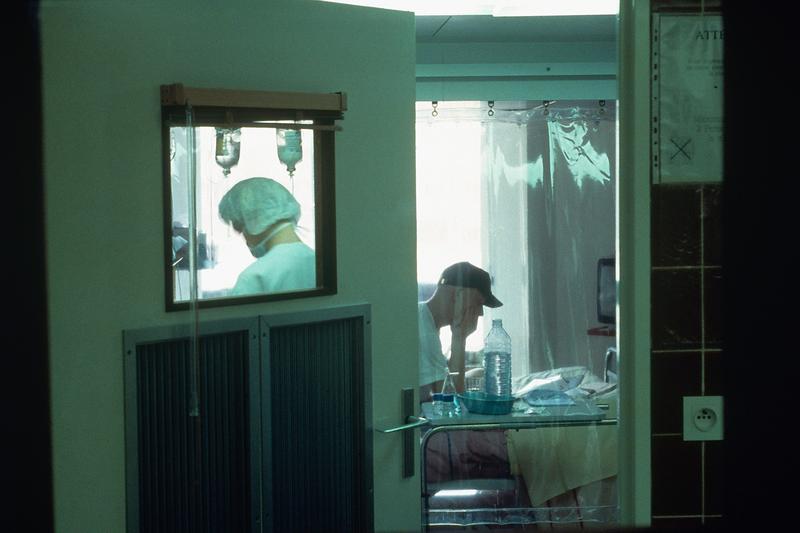 Medic alaturi de un pacient, Foto: Boucharlat / Alamy / Profimedia Images